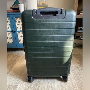 Away - The Bigger Carry On in Dark Green